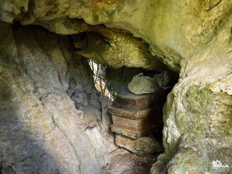 Cave coffin
