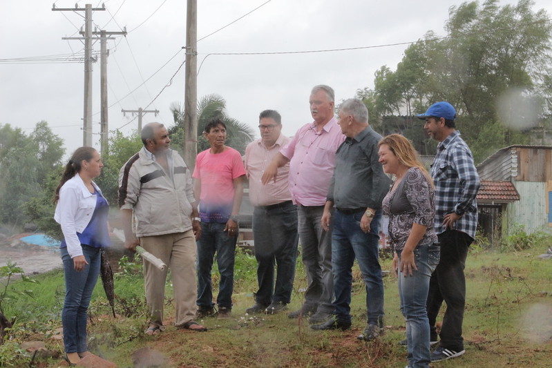 Vereadores visitam área na vila Getúlio Vargas afetada por alagamento no último sábado