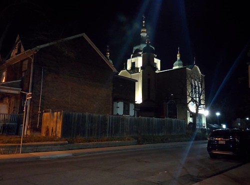 Looking east at St. Mary's #toronto #ossingtonave #seatonvillage #churches #stmaryschurch #ukrainiancatholic #night