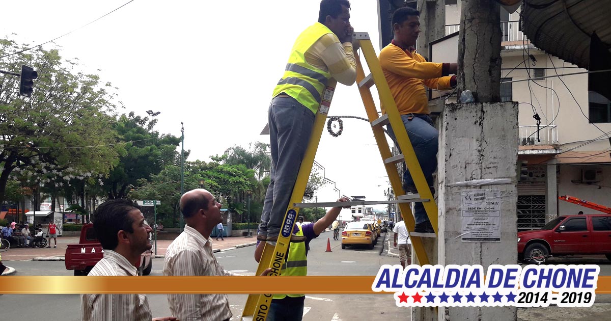 Técnicos municipales reparan semáforos en la ciudad