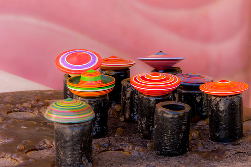 drying frischlackiert upsidedown spintops spinning kreisel spinningtops colourful farbig bunt handcrafted handarbeit kibbuz