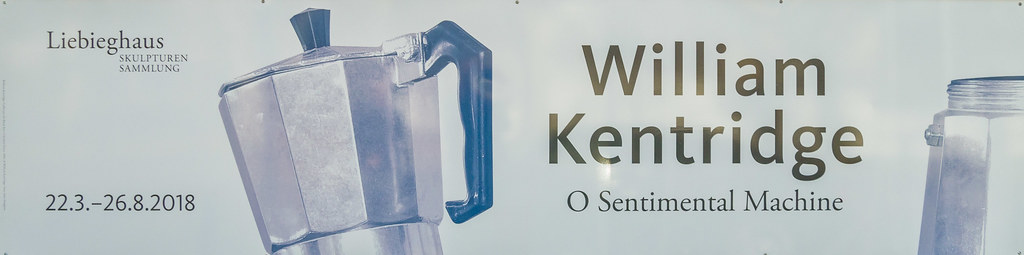 Plakat der Kentridge-Ausstellung an der Umzäunung des Liebieghauses