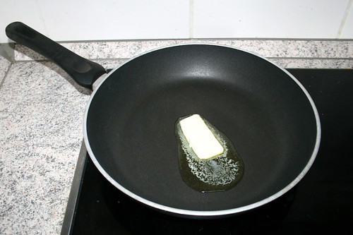 22 - Butter in Pfanne erhitzen / Melt butter in pan