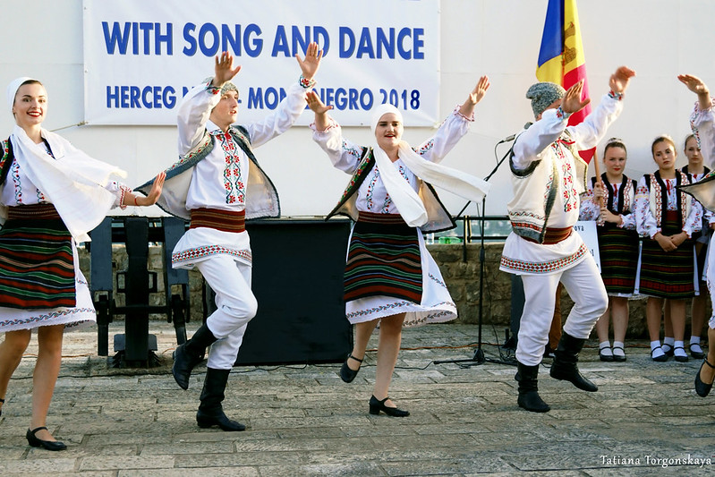 Участники  фольклорной группы "Izvoras" во время выступления