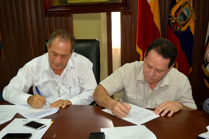 Deyton Alcivar, Alcalde de Chone y Angel Rojas Alcalde de Jama, firman documento