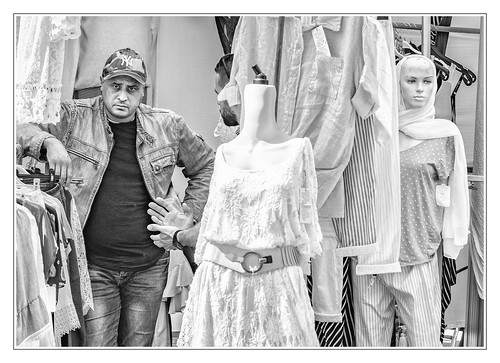 sdcfoto street streetphotography bw blackandwhite pentax k1 dealer trader clothes puppet view market france