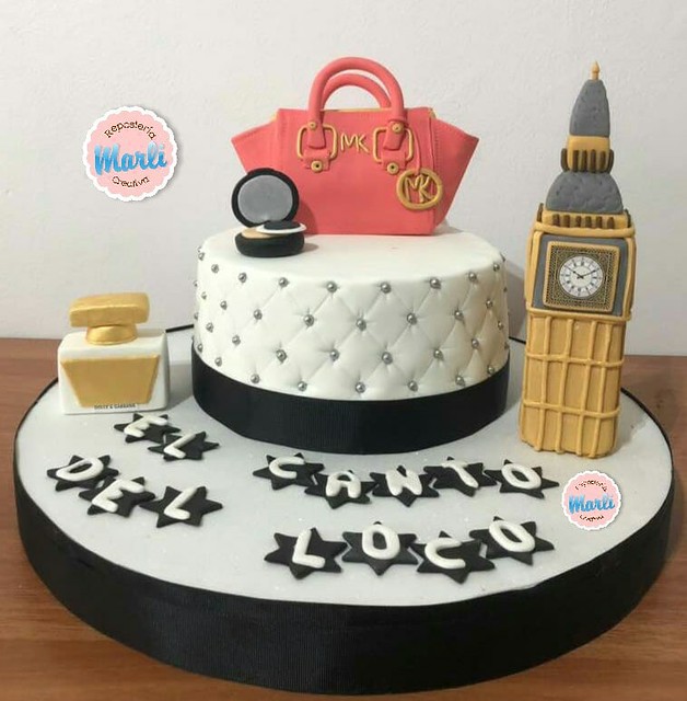 Oreo Cake with Cream Cheese Frosting Molded Figures in Fondant and RKT 100 % Edible by Marli Reposteria Creativa