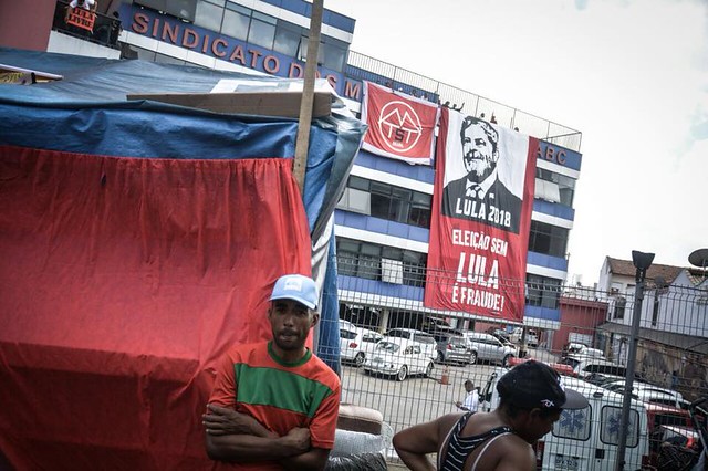 Militantes do MTST presentes em São Bernardo em repúdio ao decreto de prisão contra Lula - Créditos: Mídia Ninja