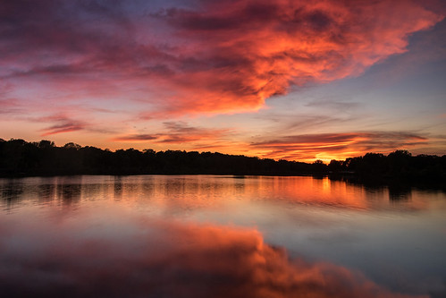 2018 may kevinpovenz westmichigan michigan maplewoodpark ottawa ottawacounty sunset sun clouds pond lake reflection evening dusk canon7dmarkii sigma1020 red orange blue