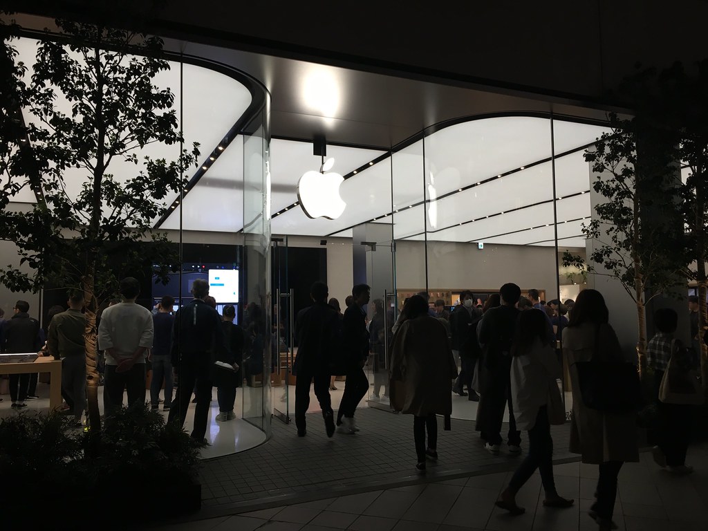 Apple 新宿のエントランス