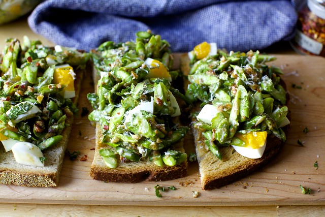asparagus and egg salad with walnuts and mint