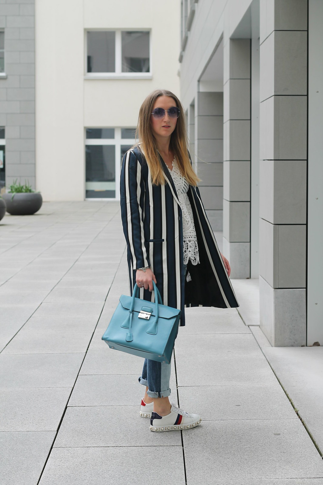 striped-jacket-and-gucci-sneaker-whole-look-side-wiebkembg