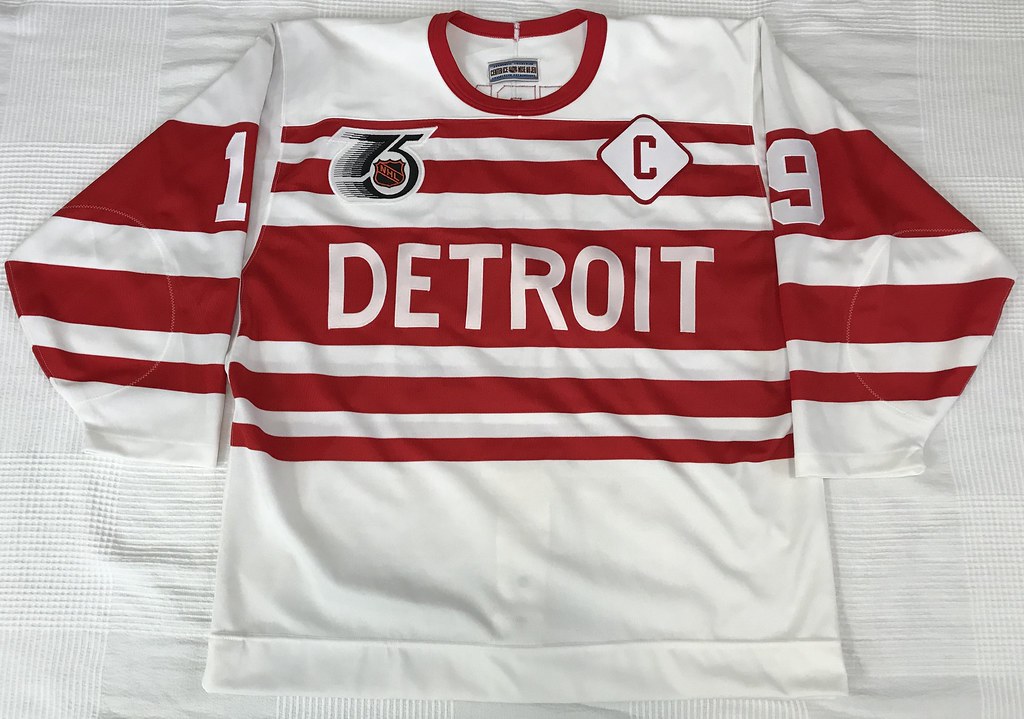 1991-92 Steve Yzerman Detroit Red Wings TBTC Jersey Front