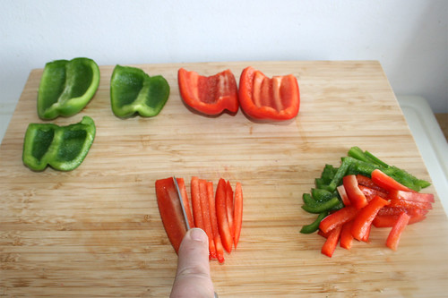 14 - Paprika in Streifen schneiden / Cut bell pepper in stripes