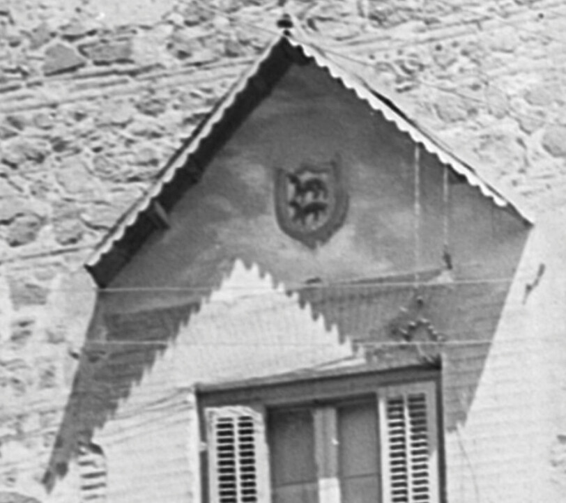 Palacio de los Condes de Peromoro, con los escudos de los Ayala. Fotografía de Enrique Guinea Maquíbar en 1900 (detalle) © Archivo Municipal del Ayuntamiento de Vitoria-Gasteiz