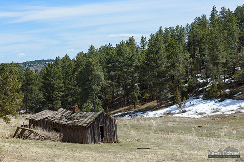 april spring sunny sunshine blue sky clouds montana nikond750 tamron2470mmf28 old abandoned building structure house cabin log afternoon pinetrees rolling hills