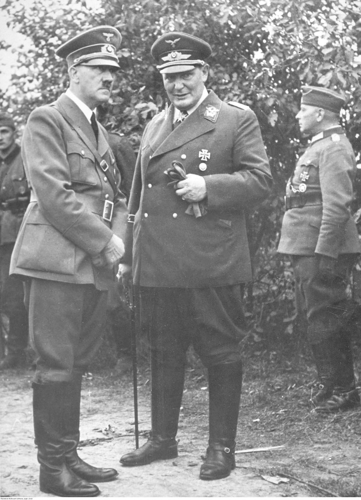 1939.  Адольф Гитлер (слева) беседует с Германом Герингом (справа) на Оксиви
