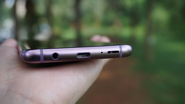 Sisi bawah Galaxy S9 Plus (Liputan6.com/ Agustin Setyo W)