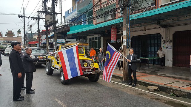 Kedua-Dua Tetamu Kehormat Dari Wilayah Penguasa Selatan Thailand, Diberikan Penghormatan Untuk Melepaskan Konvoi Secara Rasminya Meneruskan Perjalanan Menuju Ke Wilayah Lain Di Selatan Thailand