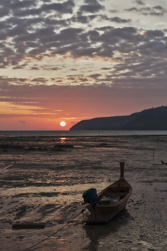 2018 phuketisland thailand island phuket dawn sunrise daybreak sea sand sky clouds sund sun boat longtailboat lowtide tambonrawai changwatphuket th