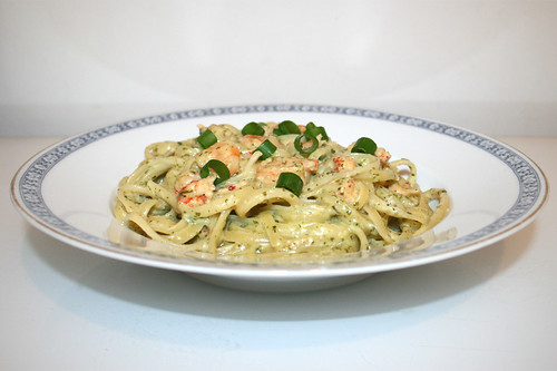 48 - Shrimps pasta with green sauce - Side view / Garnelen-Pasta in grüner Sauce - Seitenansicht