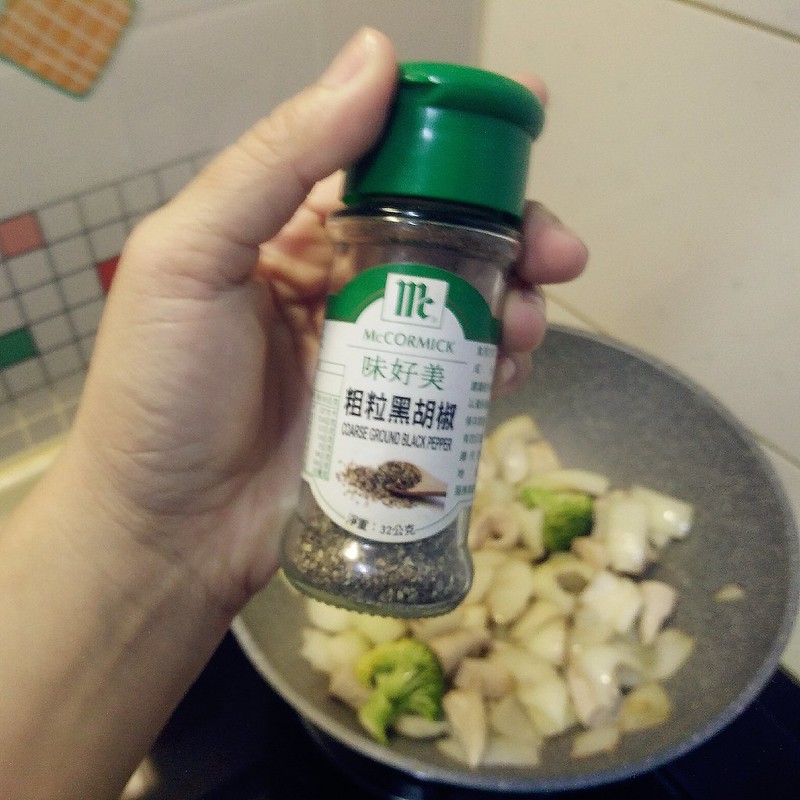 白醬雞肉佐洋蔥花椰菜