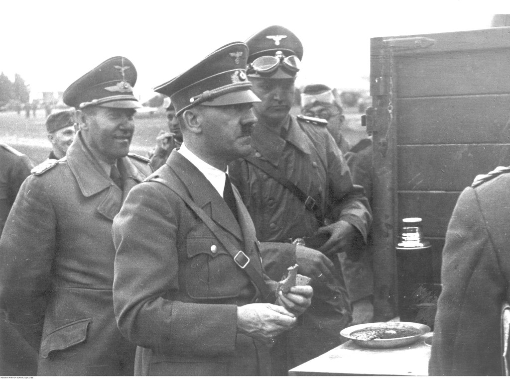 Адольф Гитлер во время дегустации солдатской еды