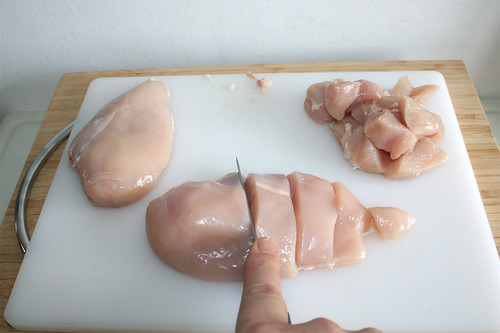 17 - Hähnchenbrust in mundgerechte Stücke schneiden / Cut chicken breast in bite-size pieces