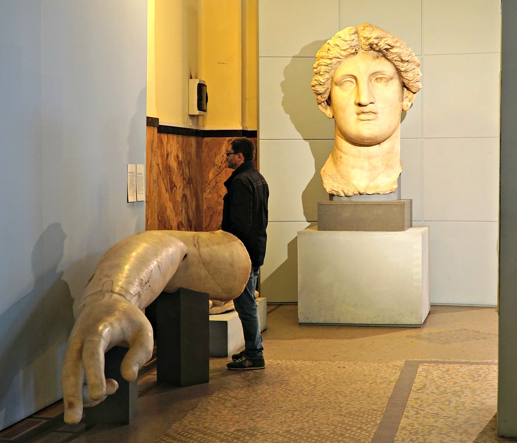 Largo Argentinalta löytyneitä jättimäisen patsaan osia