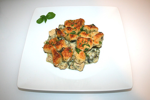 56 - Chicken Alfredo Bubble Up with garlic & spinach - Served / Hähnchen Alfredo Bubble Up mit Knoblauch & Spinat - Serviert