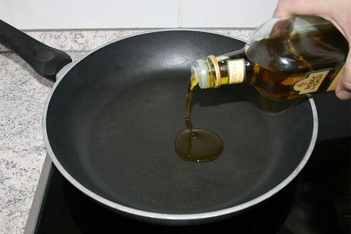 12 - Olivenöl in Pfanne erhitzen / Heat up olive oil in pan