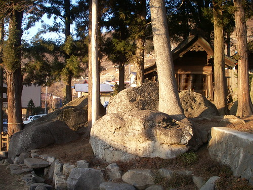 諏訪神社周辺の岩石祭祀事例