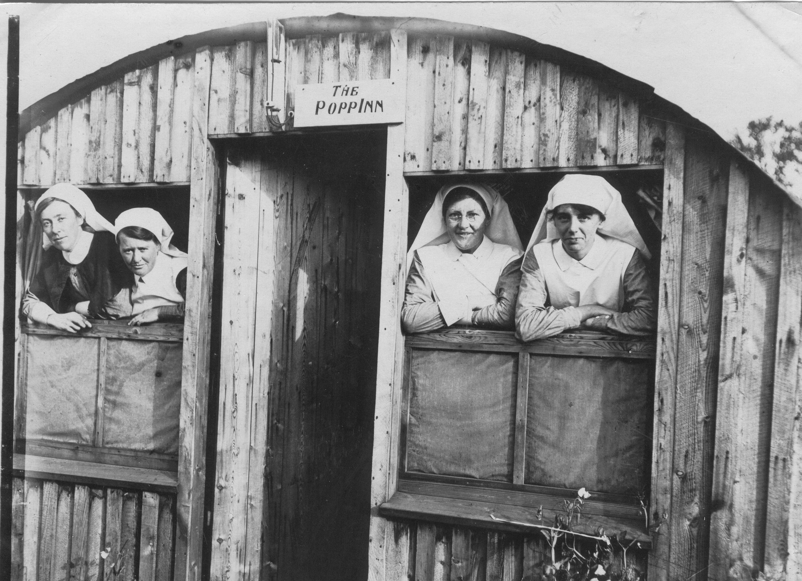 Nurses at New Zealand Stationary Hospital, Wisques, France, in 1918. New Zealand Archives Reference IA76 H905