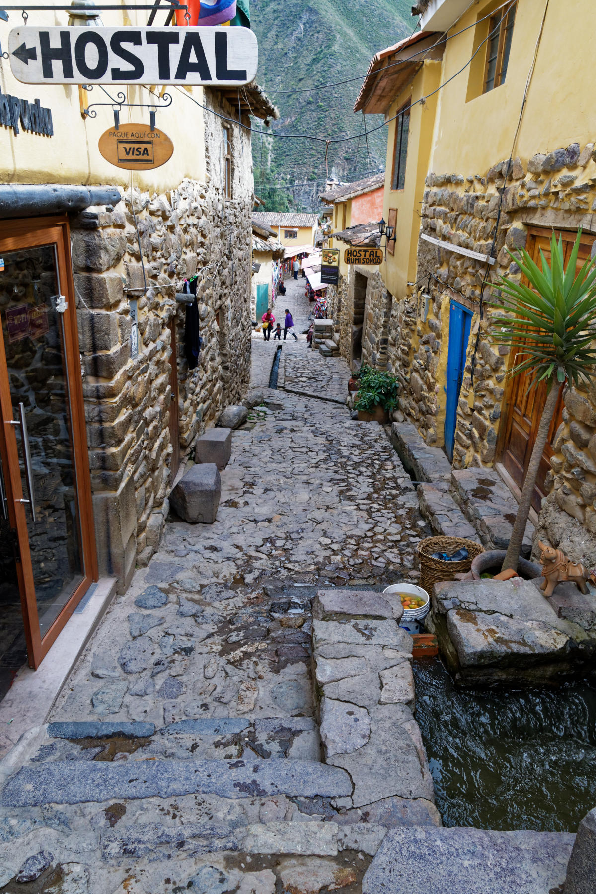 Ollantaytambo - side street with central aqueduct