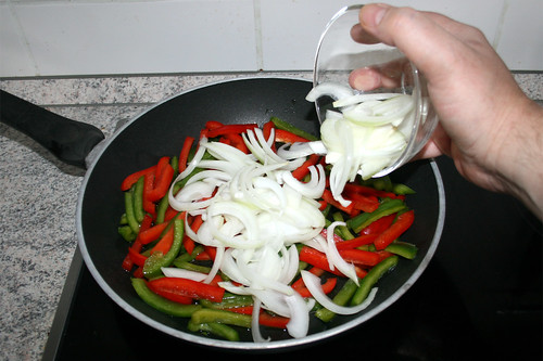 23 - Paprika & Zwiebeln in Pfanne geben / Put bell pepper & onion in pan