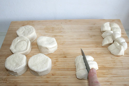 46 - Teigstücke sechsteln / Cut dough pieces in six parts