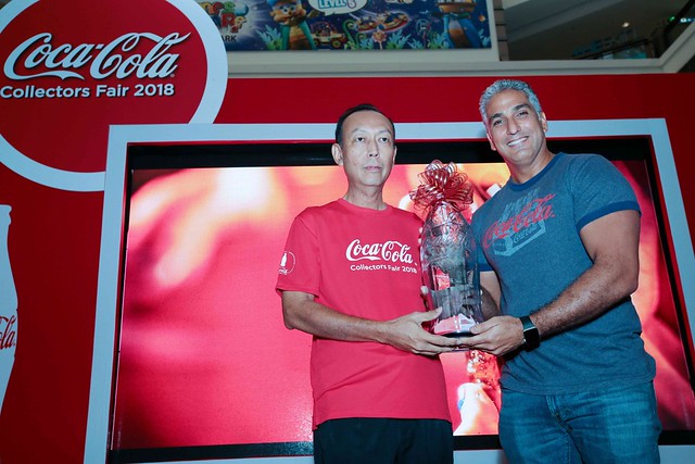 Collector Kwek Kiok Liang receives the Best Display Award from Ahmad Yehia, Country Manager for Malaysia-Singapore-Brunei, The Coca-Cola Company