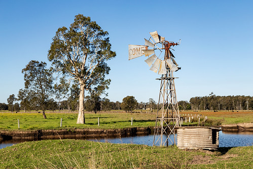 australia au newsouthwales nsw midnorthcoast oxleyisland farm windmill cometwindmill tree paddock grass field landscape rural agriculture canoneos6d canonef24105mmf4lisusm