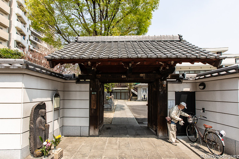 Entrada al templo Jokanji con la estatua de Sayoginu Jizo a la izquierda