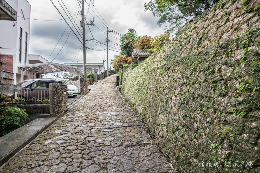 日本沖繩金城町石疊道，漫步於滿滿古意的日本百選步道，伴著迷人的沖繩市景，感受琉球古道的幽與靜