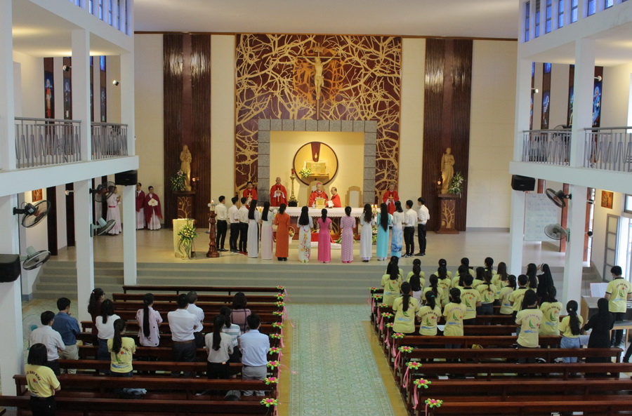 Thánh lễ ra trường cho các anh chị mãn khóa của nhóm SVCG Bình Minh