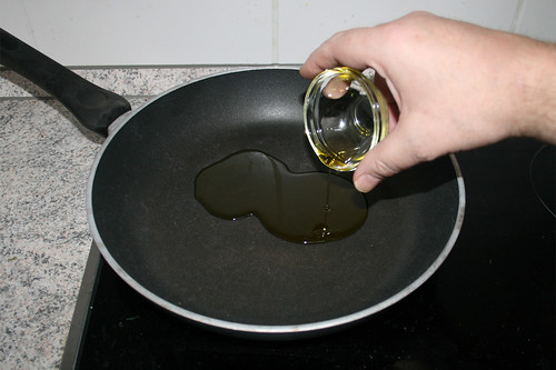16 - Olivenöl in Pfanne erhitzen / Heat up olive oil in pan