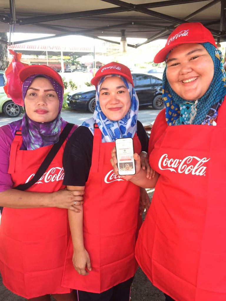Stall owner Mariam Bt. Musa from Pekan Rabu, Tampoi (right) and friends takes advantange of the Coca-Cola KU training