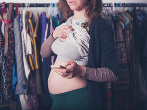 Young pregnant woman with smart phone - Credit to https://www.thehousewire.com/