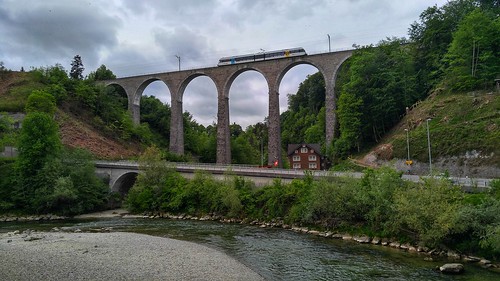 ein THURBO Triebwagen überquert bei Lütisburg SG die Guggenlochbrücke in Richtung Wil SG. Unterhalb der Brücke fließt die Thur