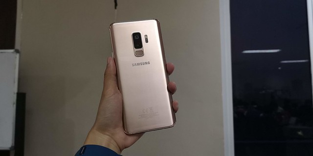 Tampilan bodi belakang Galaxy S9 Plus Sunrise Gold (Liputan6.com/ Agustin  Setyo W)