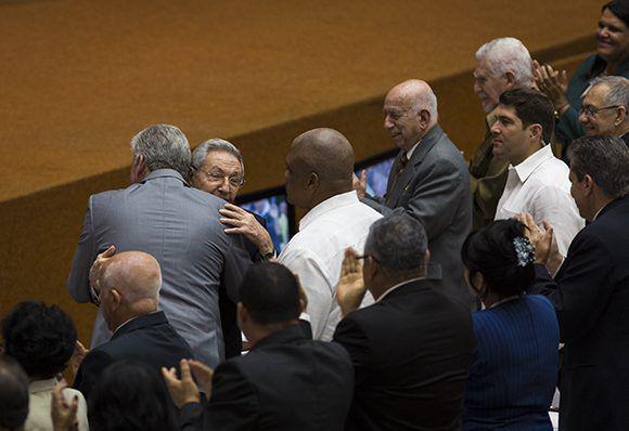 Agora candidato oficial, Díaz-Canel recebe abraço de Raul Castro (Foto: Granma)