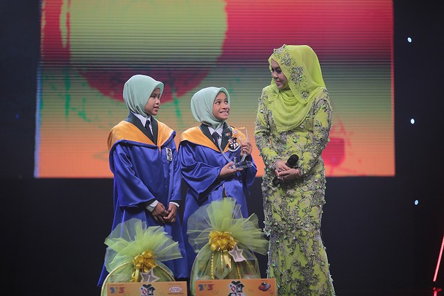Juara Qari Jr 2018 - Qari Dina Dan Qari Salima Bersama Datin Maziah Selaku Penaja Utama Program Ini
