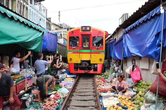 mercado de las vías del tren Bangkok