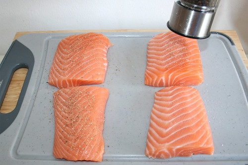20 - Lachs mit Salz & Pfeffer würzen / Season salmon with salt & pepper